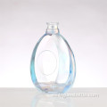 Botella de vidrio azul de brandy vacío